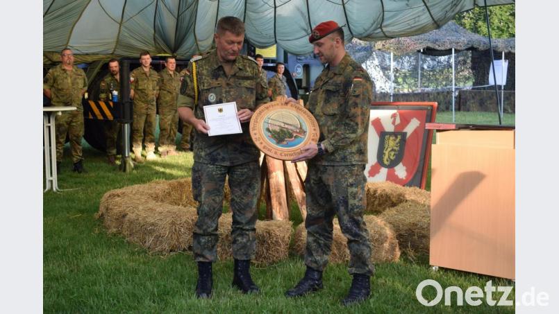 Oberstleutnant Zadlo überreicht Oberstabsfeldwebel Striegl die Ehrenscheibe. Bild: Mario Hönig/exb