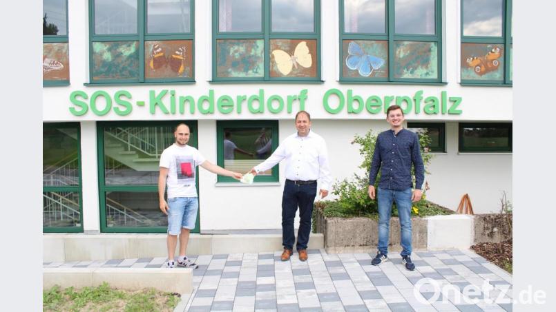 Kassier Manuel Ernst, Kinderdorfleiter Holger Hassel und Vorsitzender Max Siller (von links) bei der Spendenübergabe in Immenreuth. Bild: Federballfreunde Waldsassen/exb