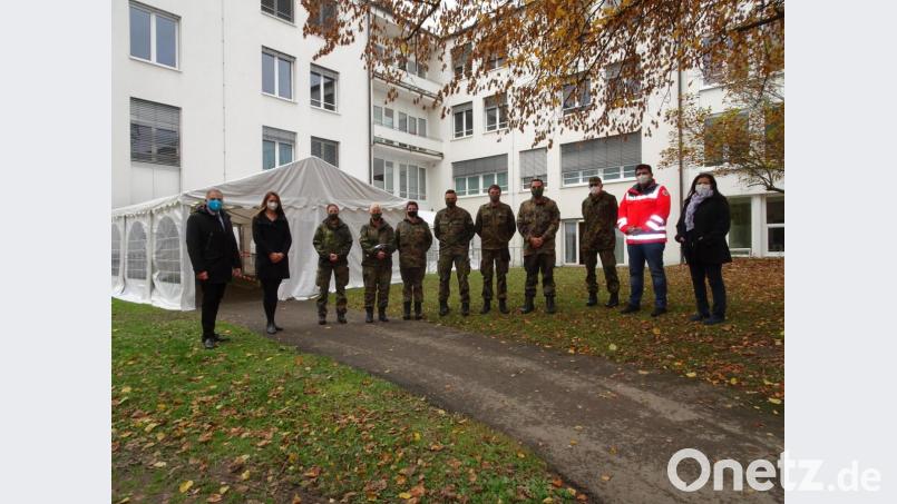 Sechs Soldaten unterstützen im Januar das Rote Kreuz in der Teststation in Waldsassen. Landrat Roland Grillmeier, Ärztin Anna Kurzeck (von links) sowie Regierungsdirektorin Regina Kestel, BRK-Kreisgeschäftsführer Holger Schedl und Oberstleutnant der Reserve Thomas Lanz (von rechts) hatte das Sextett aus Sachsen-Anhalt begrüßt. Archivbild: rti