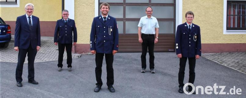 Erster Kommandant Bernhard Schmidt (Dritter von links) und Zweiter Kommandant Wolfgang Schmidt (rechts) wurden bei der Dienstversammlung der Feuerwehr Siegritz in ihren Ämtern für weitere sechs Jahre bestätigt. Mit auf dem Foto (von links) Bürgermeister Johannes Reger, Feuerwehrvorsitzender Thomas Schlosser und Verwaltungsrat Hubert Wojtenek von der Stadt Erbendorf. Bild: njn