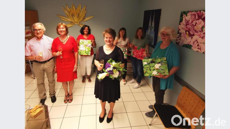 Das Ehepaar Anne und Paul Gierlach (links) verabschiedet sich vom Praxisteam: Hilde Linsmeier (hinten, von links), Nicole Wolf und Claudia Hanauer sowie Marianne Strecker. Bürgermeisterin Sonja Meier (Mitte) bedankt sich für die jahrzehntelange ärztliche Versorgung der Bürger. Bild: Portner