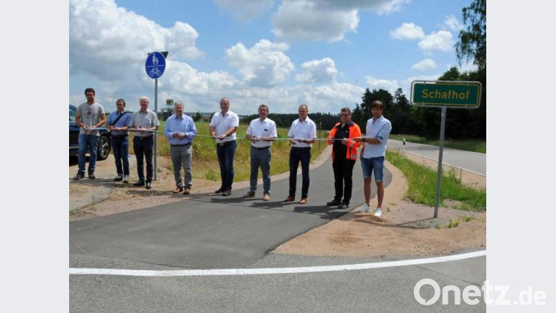 Verkehrsfreigabe des Radwegs zwischen Ebermannsdorf und Schafhof mit Vertretern der beteiligten Firmen und Behörden, der Gemeinde Ebermannsdorf und des Landkreises Amberg-Sulzbach, darunter Landrat Richard Reisinger (4. von links), Ex-Bürgermeister Josef Gilch und sein Nachfolger Erich Meidinger sowie Stefan Noll vom Staatlichen Bauamt Amberg-Sulzbach (6.-8.von links). Schon vor der offiziellen Inbetriebnahme war der Radweg in den vergangenen Wochen stark frequentiert. Bild: Christine Hollederer/exb