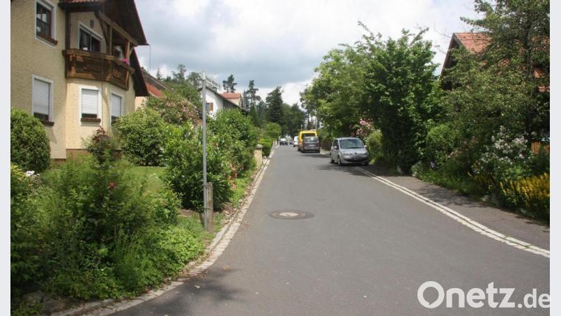 Im Fuchsmühler Ortsteil &quot;Ludwigshöhe&quot; sind in der Konrad-Adenauer-Straße geeignete Stellflächen rar. Geparkt wird dort rechts und links, manchmal auch auf dem Gehsteig, was jetzt zu einer anonymen Anzeige führte. Bild: wro