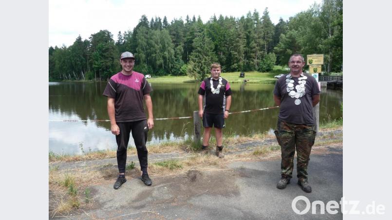 Udo Stade (rechts) ist der Fischerkönig 2021 des Kreisfischereivereins Vohenstrauß. Alter und neuer Jugendkönig ist Ludwig Busch (Mitte). Die Angler freuten sich, dass heuer das Königsfischen wieder möglich war. Bild: dob