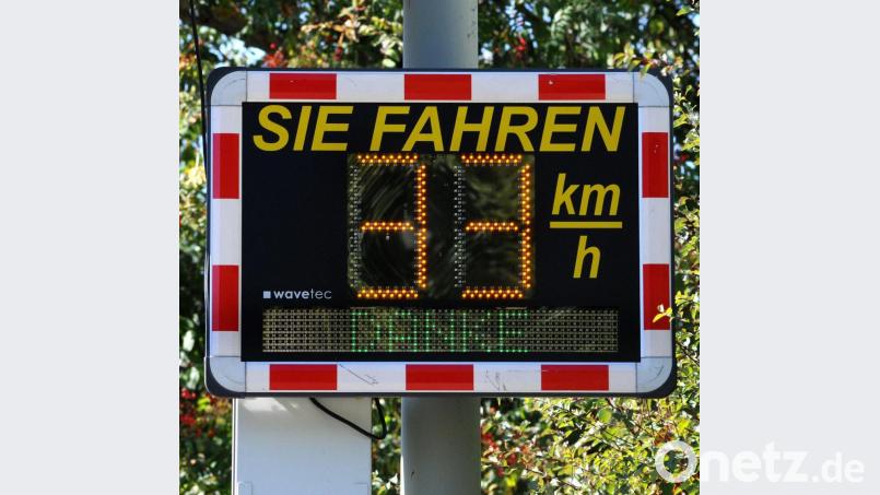 Geschwindigkeitsanzeigen sollen den Verkehr im Kreuzweiherweg bremsen. Symbolbild: Stephan Huber