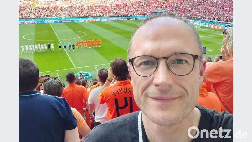 Christoph Hahn am Sonntag in der Budapester Puskas-Arena. Mit ihm verfolgen 60 000 Zuschauer die Begegnung Niederlande gegen Tschechien. Bild: Christoph Hahn