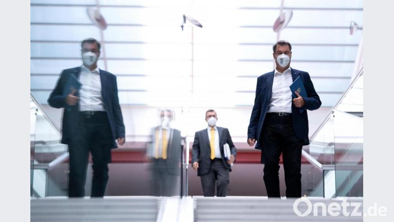 Markus Söder (r, CSU), Ministerpräsident von Bayern, und Florian Herrmann (CSU), Leiter der Staatskanzlei, kommen vor Beginn einer Kabinettssitzung in den Videoraum in der Staatskanzlei. Zu den Themen zählt unter anderem die Ausstattung der Schulen mit Luftreinigern und die Frage, wie es mit der Maskenpflicht in weiterführenden Schulen weitergehen soll. Bild: Sven Hoppe