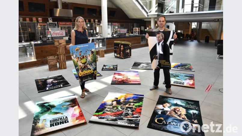 Pressesprecherin Manuela Pabst und Theaterleiter Stephan Götz veranschaulichen, dass die Verleiher trotz der langen Pause einige interessante Filme in der Pipeline haben. Ab Donnerstag laufen einige davon im Cineplex Amberg. Bild: Petra Hartl