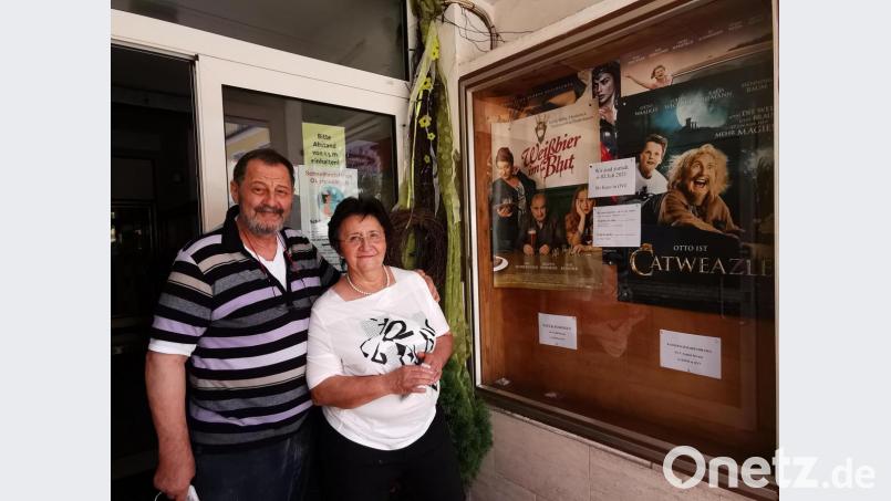 Karl und Maria Pösl freuen sich, dass mit dem Monat Juli auch ihr Lichtspielhaus Oberviechtach wieder seinen Betrieb aufnehmen kann - nach fast einem Dreivierteljahr Zwangspause. Bild: Portner