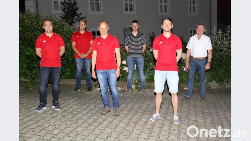 Die neu gewählte Führung des FC Niedermurach (von links): Thomas Stigler, Johannes Krammer, Alois Gillitzer, Günther Lindner, Günther Pröls und Bürgermeister Martin Prey. Nicht im Bild: Christopher Kiener und Fabian Schäffer. Bild: Josef Böhm