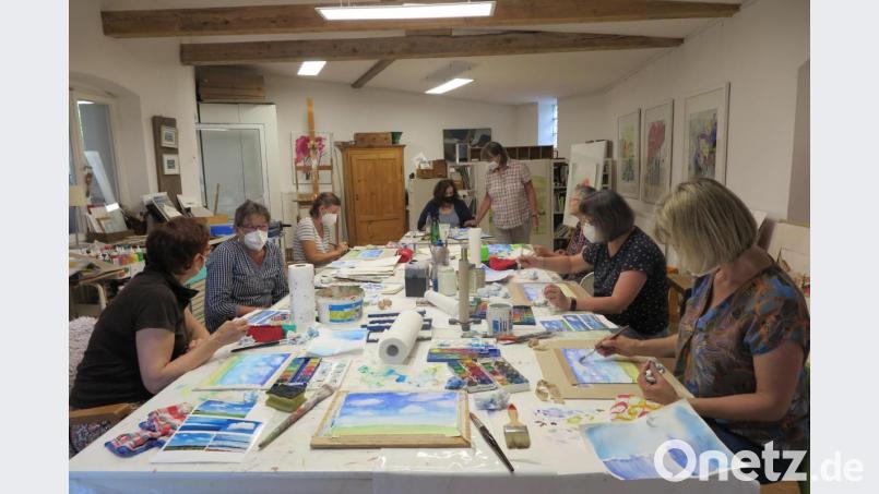 Susanne Vonhoff (hinten rechts stehend) führte die Hobbymalerinnen in die Geheimnisse der Aquarellmalerei ein. Bild: jzk