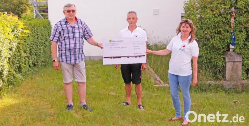 Marco Hertle übergab in Mehlmeisel die Spende in Höhe von 4000 Euro an die BRK-Bereitschaft Mehlmeisel. Für den Aufrechterhalt der Dienste sind die ehrenamtlichen Kameradinnen und Kameraden auf die Unterstützung aus der Bevölkerung angewiesen. Im Bild (von links) Marco Hertle, Michael Prechtl (stellvertretender Bereitschaftsleiter der BRK-Bereitschaft Mehlmeisel) und Karin Eigl (Bereitschaftsleiterin der BRK-Bereitschaft Mehlmeisel). Bild: BRK Kreisverband Bayreuth/exb