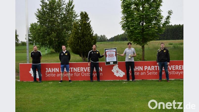 Die Partnerschaft zwischen dem SV Waldau und dem SSV Jahn ist beschlossene Sache. &quot;Seite an Seite für Ostbayern&quot;, lautet die Devise. SV-Vorsitzender Roman Lindner (Mitte) mit einigen Funktionären freuen sich über diese Vereinigung. Bild: dob