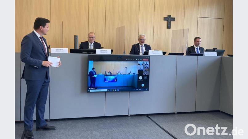 Das Landgericht Weiden führt als zweites Landgericht in Bayern die elektronische Akte regulär ein. Die Pressekonferenz erfolgt von zwei Standorten, die virtuell zusammengeschlossen werden. Hier in Weiden: (von links) Landgerichtssprecher Matthias Bauer, Landgerichtspräsident Gerhard Heindl, OLG-Präsident Dr. Thomas Dickert und Richter Robert Wunderer vom IT-Servicezentrum der bayerischen Justiz. Bild: ca