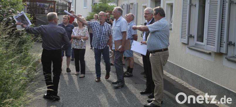 Der dritte Stadtrundgang im Rahmen des Integrierten städtebaulichen Entwicklungskonzepts (ISEK) führte an den Mühlbühl und in die Spitalgasse. Auf dem Bild (von rechts) Bauamtsleiter Dieter Döppl, Bürgermeister Johannes Reger und Architekt Klaus Stiefler. Bild: njn