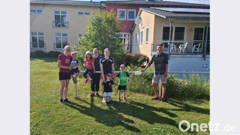 Julia Brunner, Viktoria Brown, Andrea Suttner (von links) und die Kinder freuen sich über die Spende von Extremläufer Manuel Palecki. Bild: sne
