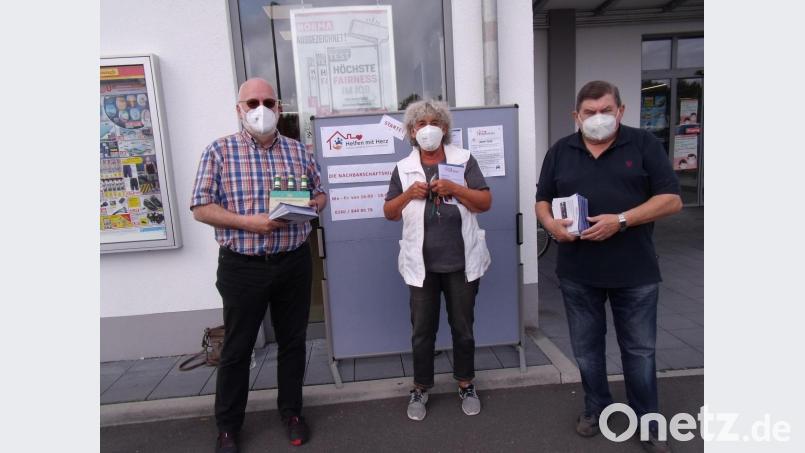 Die Helfer Peter Nickl (li.) und Karl Stahl (re.) freuen sich über die gespendete Erfrischung Bild: gmü