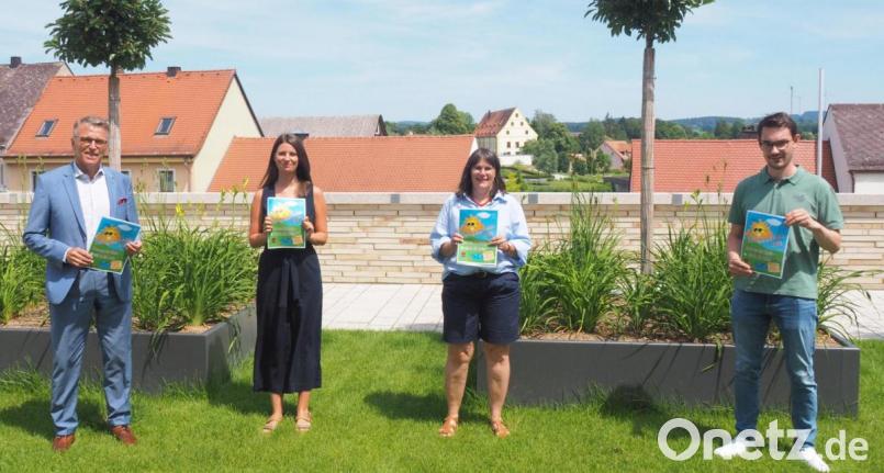 Bürgermeister Franz Stahl, Stefanie Süß und Petra Römer von der Tourist-Info sowie Jugendbeauftragter Sebastian Wiedemann (von links) stellten das neue Ferienprogramm vor. Ausführliche Angaben zu den Veranstaltungen finden sich auf der Homepage der Stadt. Bild: ws