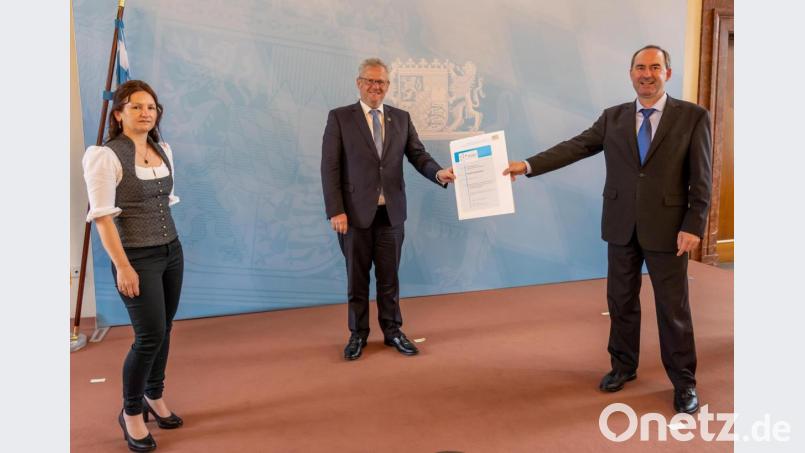 Wirtschaftsminister Hubert Aiwanger (rechts) übergab die Teilnahmebescheinigung für das Fitnessprogramm „Starke Zentren“ an Oberbürgermeister Andreas Feller (Mitte) und Andrea Süß (links) vom Bauamt der Stadt Schwandorf. Bild: Elke Neureuther/StMWi/exb