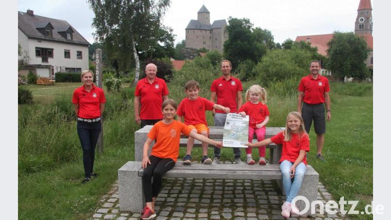 Über das Programm des Crosslaufs informierten Vertreter der DJK auf der "Droht" in Falkenberg. Im Bild hinten von links Silke Knoll, Hubert Mark, Vorsitzender Wolfgang Knoll und Gerhard Bauer. Im Vordergrund von links der DJK-Nachwuchs, Evi Bauer, Julian Preisinger, Lucia Preisinger und Amani Knoll. Bild: wro