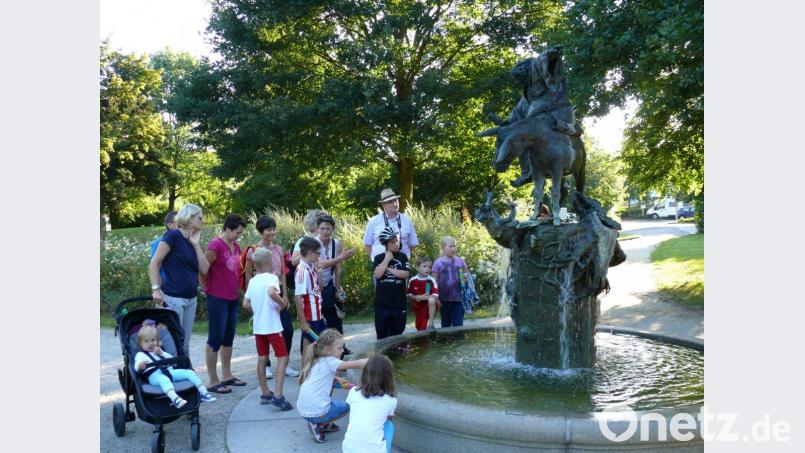 Für das aktuelle Ferienprogramm können sich noch Anbieter kurzfristig im Rathaus melden. Bei den Angeboten in den vergangenen Jahren gehörten auch Stadtführungen für Kinder und Jugendliche zur Veranstaltungsreihe. Das Archivbild zeigt Silvia Engel, die den "Eselsgraben-Brunnen" in der Parkanlage Schwanenwiese erläutert. Archivbild: kgg