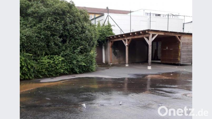 In der Josef-Blau-Straße in Neustadt/WN sprudelte am Mittwochmorgen wegen eines defekten Rohres Wasser aus dem Boden. Bild: Bauhof Stadt Neustadt/WN