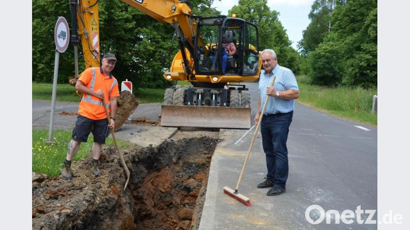 Auf einer Länge von 130 Metern wurde in Steinmühle eine Wasserleitung ausgewechselt. Planung und Umsetzung führte der Wasserzweckverband &quot;Pfaffenreuther Gruppe&quot; in Eigenregie durch. Bei einem Ortstermin informierte der Verbandsvorsitzende, Leonbergs Bürgermeister Johann Burger (rechts), über die Maßnahme. Bild: jr