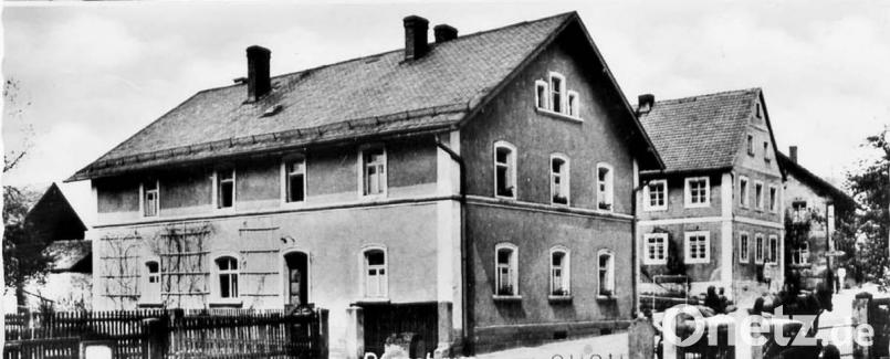 Links der alte Pfarrhof. Daneben stand das Tor, das 1816 abgerissen wurde. Hinter dem Pfarrhaus ist das Turnerhaus zu sehen. Repro: ü