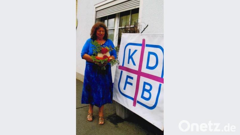 Fünf Jahre hat Olga Luft dem Frauenbund-Laden eine Heimat gegeben. Für die schönen gemeinsamen Stunden dankte das KDFB-Vorstandsteam Olga Luft. Der Laden findet sich jetzt am Autohaus Gradl. Bild: exb