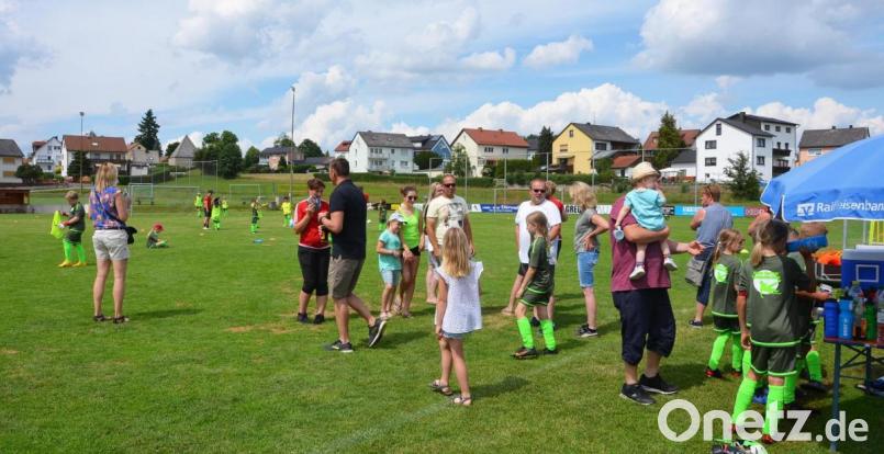 Hansi Dorfners Fußballschule Bild: ü