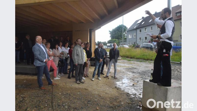 Scherben bringen Glück. Einige Gläser lässt Zimmerer Stefan Kraus zu Bruch gehen. ARV-Geschäftsführer Thilo Schmidt (links) und Bezirksgeschäftsführer Christian Henkens (rechts) beobachten das Geschehen. Bild: fz