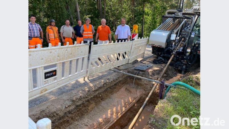 Im Spülbohrverfahren, das größere Erdarbeiten und dadurch auch Kosten spart, wird ein Großteil der neuen Wasserleitungen verlegt. Zweckverbandsvorsitzender Frank Zeitler (rechts) und Geschäftsführer Hans Werner (links daneben) besichtigten mit der Bauleitung die aktuelle Baustelle bei Ragenhof. Bild: Wilhelm Amann
