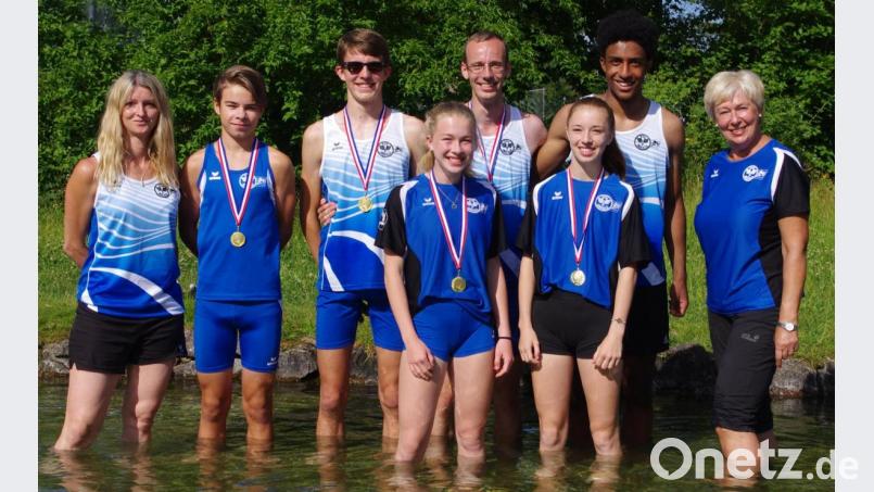 Eine willkommene Abkühlung nach anstrengenden Oberpfalzmeisterschaften für die Leichtathleten des ESV Amberg: (von links) Trainerin Melanie Sichelstiel, Frederik Fröhner, Thomas Prechtl, Emma Welz, Kevin Kühl, Lea Rittner, Leon Ehis Edo und Trainerin Ulrike Glück. Bild: Philipp Bäumler/exb