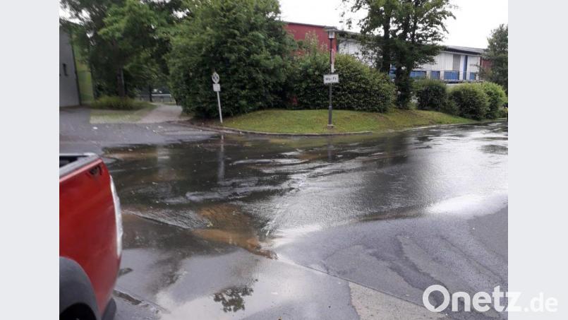Um den Wasserrohrbruch zu beheben, rückte eine Baufirma an und öffnete die Josef-Blau-Straße. Bild: Bauhof Stadt Neustadt/WN