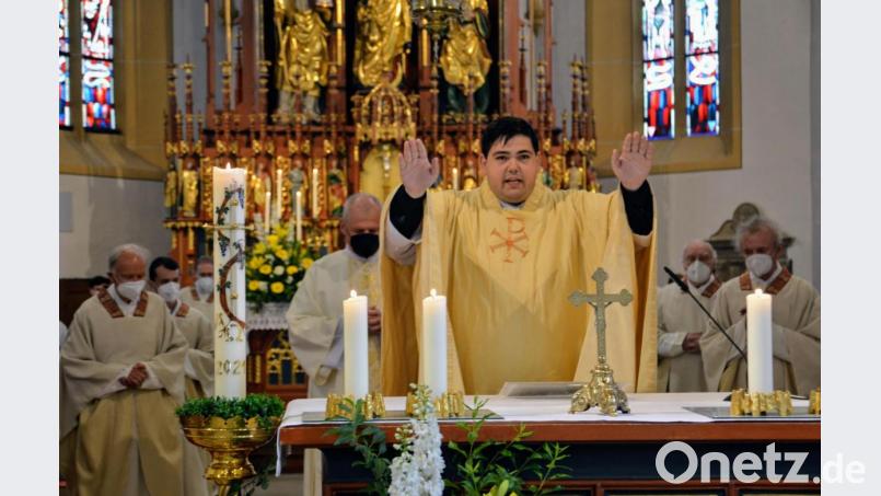 Der Neupriester Ramon Rodriguez spendet in seiner Heimatpfarrei Hirschau den Primizsegen. Bild: fdl