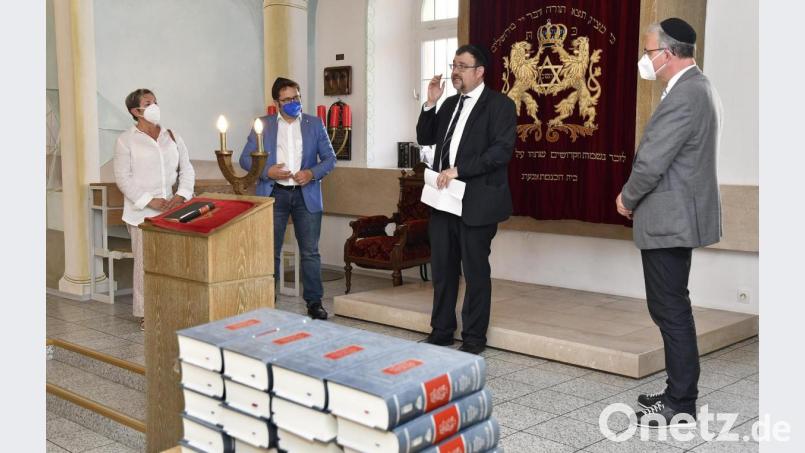 Die Freien Wähler zu Besuch in der Synagoge: Veronika Niklaus aus Amberg mit den beiden Landtagsabgeordneten Florian Streibl (rechts) und Tobias Gotthardt (Zweiter von links) im Gespräch mit Rabbiner Elias Dray. Bild: Petra Hartl