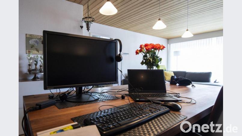 Ein Laptop, Bildschirm und Kopfhörer liegen für die Arbeit im Home Office bereit. Symbolbild: Peter Schneider/dpa