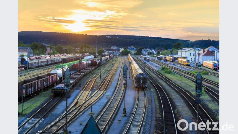 Wenn die Oberleitungen für die Elektrifizierung kommen, wird sich das Bild des Schwandorfer Bahnhofs gründlich ändern. Zu den Oberleitungen könnte auch noch die Bahnstromversorgung Burgweinting-Schwandorf hier durch die Stadt verlaufen. Bild: sus