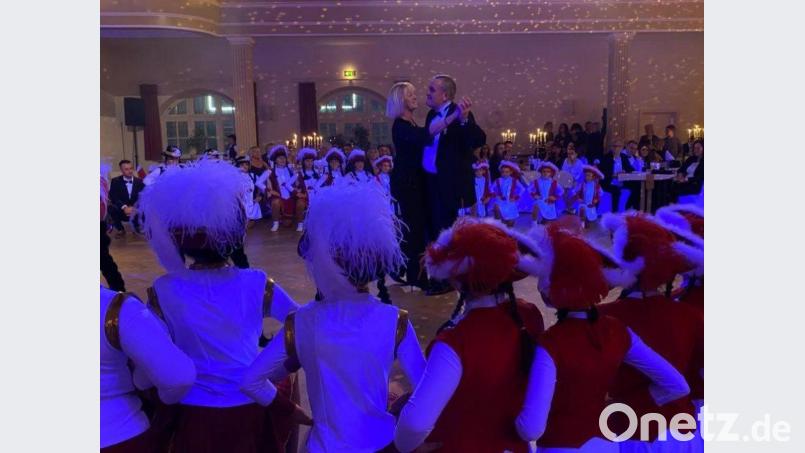 Zu &quot;Time to say Goodbye&quot; tanzt Kurt Seggewiß mit seiner Maria übers Parkett. Zum Niederknien findet das die Narrhalla beim Inthronisationsball. Bild: Jens Meyer/exb