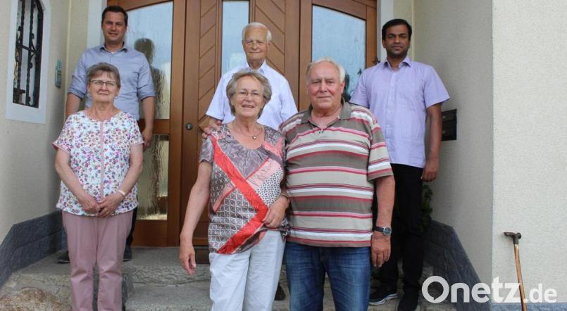 Das Zwillingspaar (vorne, von rechts) Hans Schreyer und Lilly Bayer an seinem 75. Geburtstag. Unter anderem gratulierten Christa Schiener vom Seniorenwerk, Pfarrer Pater Anish George (hinten, von rechts), der ehemalige Rektor Franz Weis und Bürgermeister Wolfgang Söllner. Bild: soj