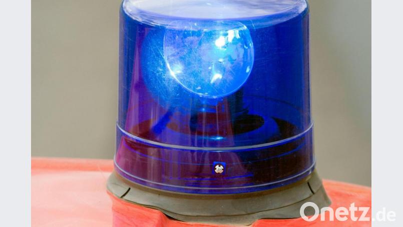 Meistens mussten die Feuerwehren Wasser aus Kellern abpumpen. Symbolbild: Patrick Pleul/dpa