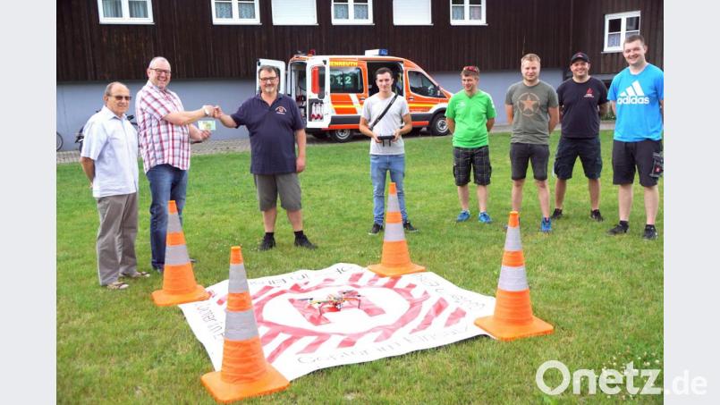 Einen Zuschuss von 100 Euro vom Sängerbund erhielt die Feuerwehr Immenreuth für die Anschaffung einer Einsatzdrohne. Im Bild (von links) Ernst Lautner, Markus Schraml, Uwe Engelbrecht, Daniel Müller, Alexander Danzer, Sebastian Pocker, Patrick Kraus und Michael Schraml. Bild: bkr