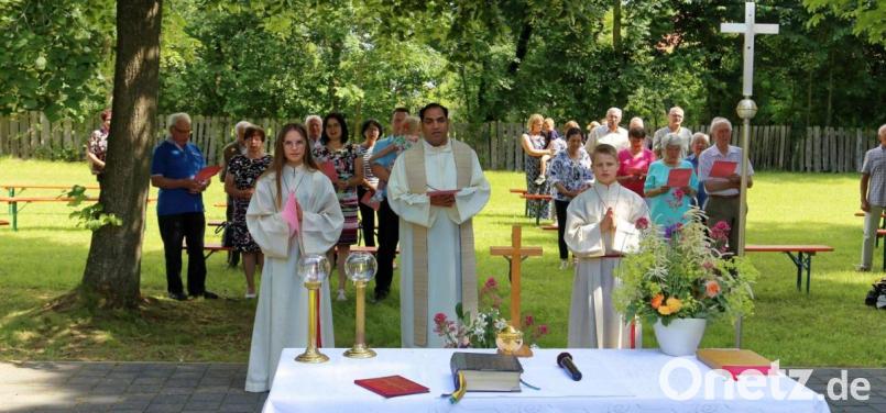 Der Patroziniumsgottesdienst in Großschönbrunn, zelebriert von Pfarrer Benny Joseph, findet im Freien statt. Bild: jud