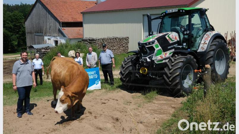 Landwirt Markus Gregori (links) betreibt in Goppeltshof einen Betrieb mit 13 Mutterkühen. Am Montag bekam er Besuch von Vertretern des Bauernverbandes, der Stadt und des Landwirtschaftsamtes. Auch der &quot;Essen-aus-Bayern-Traktor&quot; machte auf seinem Hof Station. Bild: Hirsch