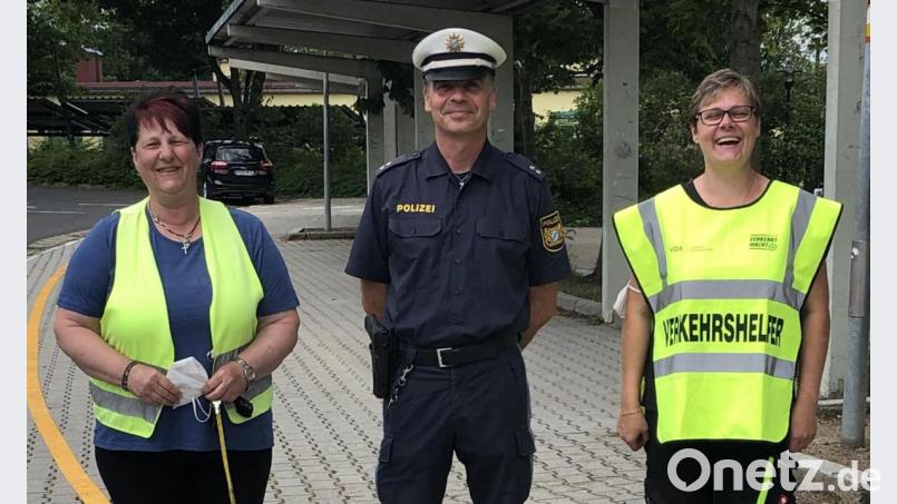 Marina Brunner (rechts) steht nun Brigitte Reinicke als Schulweghelferin zur Seite. Oberkommissar Markus Schlegel bedankte sich für ihren Einsatz. Bild: kei