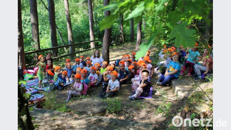 Eine Woche lang tauschen die St.-Wolfgang-Krippen- und -Kindergartenkinder gemeinsam mit ihren Erzieherinnen Gerlinde Birner (links) und Laura Rustler (rechts) ihre Gruppenzimmer mit einem Lagerplatz in einem Waldstück am Kalvarienberg und machen bei ihren Exkursionen tolle Entdeckungen. Bild: u