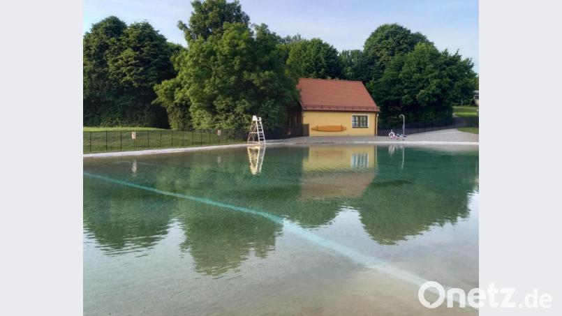 Ein neuer Bademeisterstuhl kündet beim Wasserwacht-Gebäude unübersehbar von vielen Neuerungen zur lang ersehnten Wiederöffnung der Waidhauser Freizeitanlage &quot;Bäckeröd&quot;. Bild: fjo