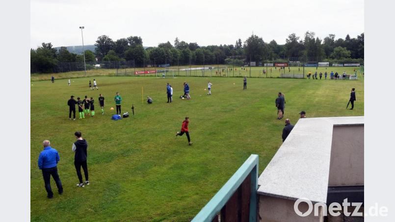 Die einen trainieren, die anderen bestreiten Spiele: Täglich ab 16 Uhr kicken beim FC Weiden-Ost jede Menge Mannschaften gleichzeitig. Bild: Gabi Schönberger