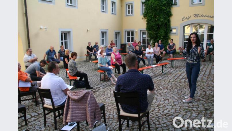 Sehr gut besucht war die Informationsveranstaltung zur Sanierung der Wasserleitung im Markt. Bürgermeisterin Margit Bayer (rechts) und Werner Rüth stellten sich den Fragen der Anwohner. Bild: fpoz