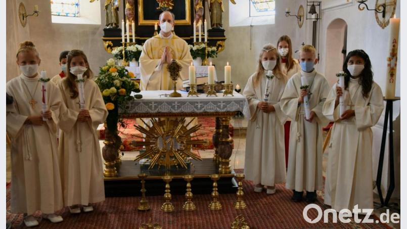 In der Pfarrei St. Michael in Allersburg feiern Marie, Anna, Noah, Nele und Emma zusammen mit ihren Familien und Pfarrer Hans- Jürgen Zeitler Erstkommunion. Bild: bö